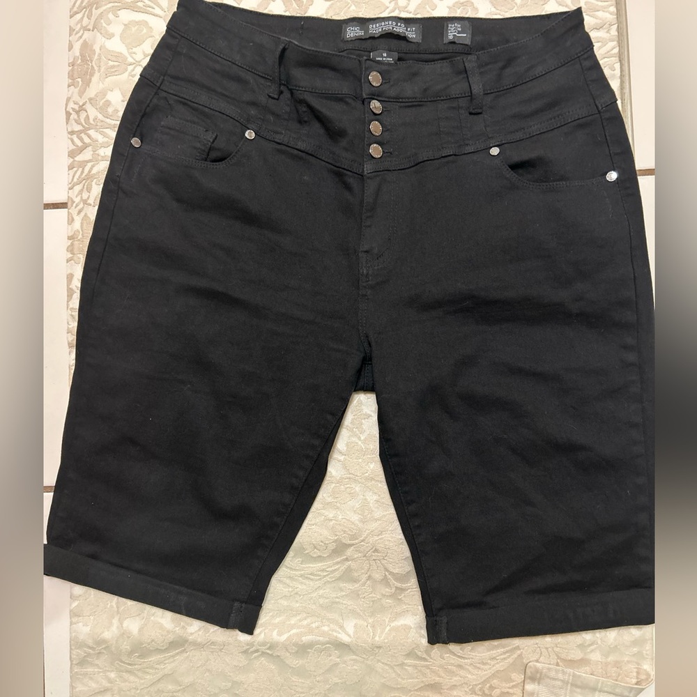 City Chic Super High Waist Knee Length
Short - black SZ 16